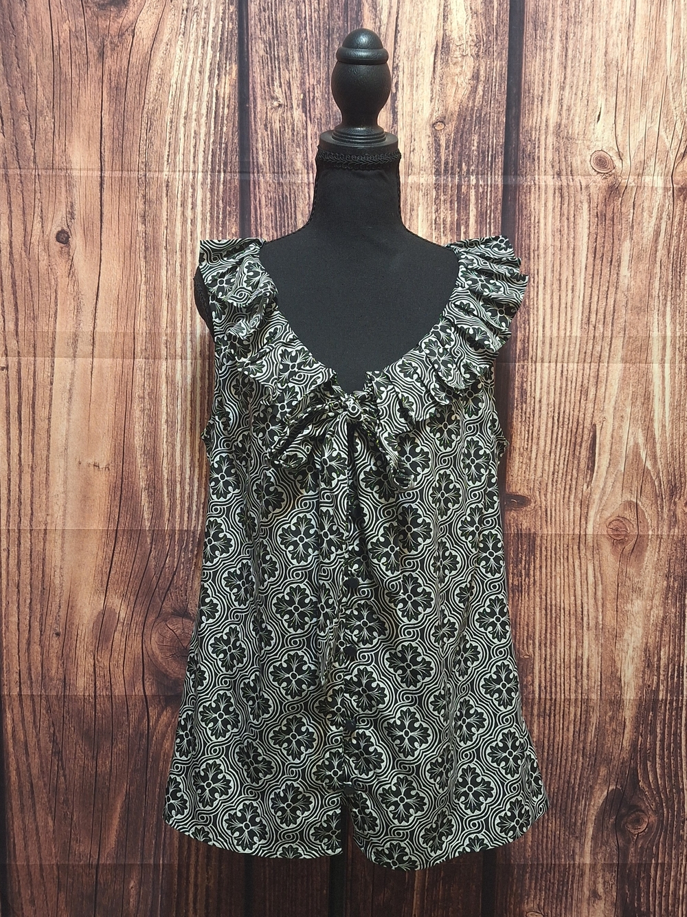 Banana Republic Black & White Ruffle V-Neck Tie-Front Sleeveless Top Size L
